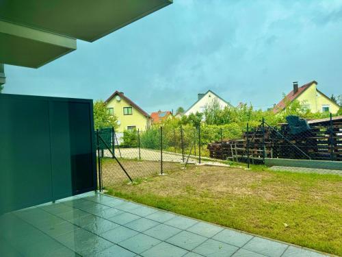 Modern Design Apartment with Garden & Free Parking