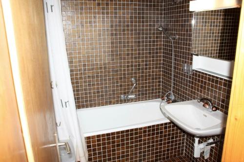 ein Badezimmer mit Waschbecken und Badewanne in der Unterkunft Pre Vert 44 in Morgins