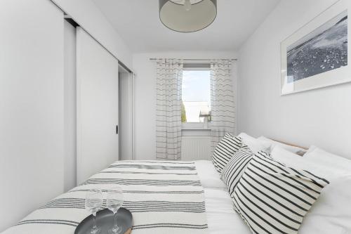 Cozy Apartment with Balcony Near the Sea by Noclegi Renters