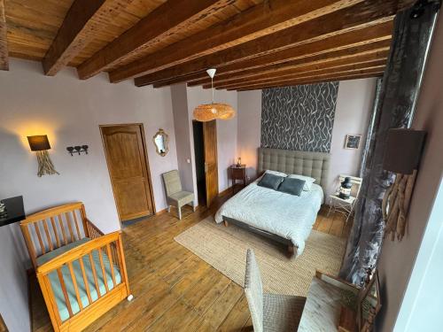 an overhead view of a bedroom with a bed at MAISON DE VACANCES aU 91 in Ardres