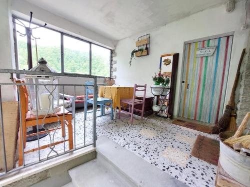 a room with a gate and a room with a table at Iridea in Lamoli Di Borgo Pace