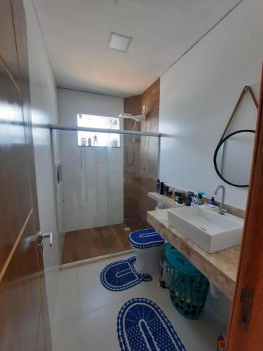 a bathroom with a sink and a shower at Casa com piscina e hidromassagem in Ilhéus