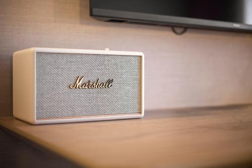 eine Metallkiste, die auf einem Tisch steht in der Unterkunft Van der Valk Hotel Eindhoven in Eindhoven