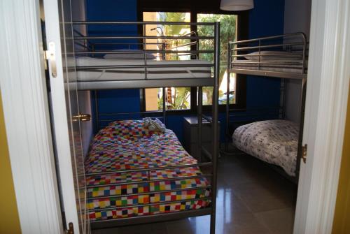 Camera con 2 Letti a Castello e 1 Letto di Splendide Appartement Deluxe a Manilva