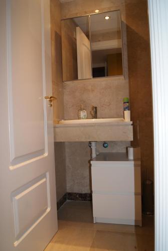 un bagno con lavandino e specchio di Splendide Appartement Deluxe a Manilva