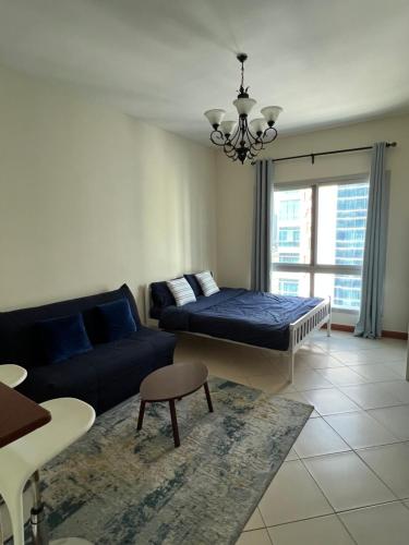 un soggiorno con letto e divano di MD1 Studio a Dubai