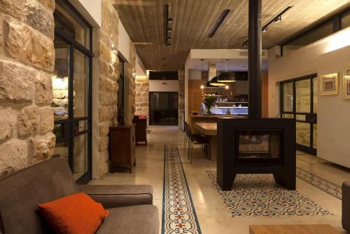 ein Wohnzimmer mit Sofa und Kamin in der Unterkunft Villa Pnai in Rosch Pina