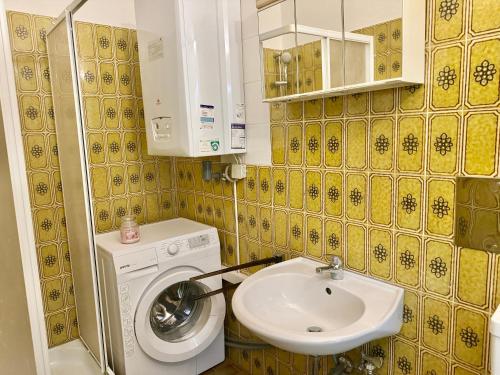 Central Long-Term Apartment near First District