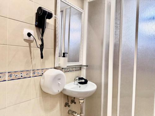 2B - Sea-View Studio on the Top Floor - 40 m from La Carihuela Beach, AC