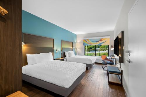 a hotel room with two beds and a window at Tru By Hilton Lexington in Lexington
