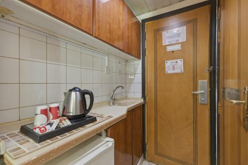 a small kitchen with a tea kettle on the stove at Wahet Al Deafah Hotel in Mecca