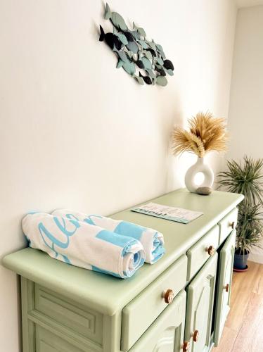 a green cabinet with towels on it in a room at Almar Albir in Albir