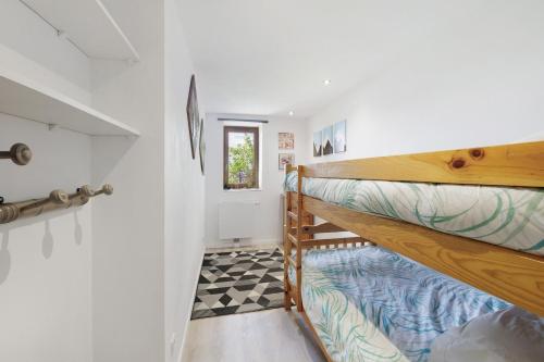 two bunk beds in a room with a checkered floor at Lis Martagon in Font-Romeu