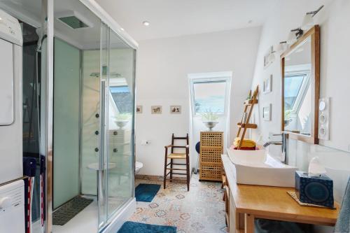 a bathroom with a shower and a sink at Macleo proche plage in Plougasnou