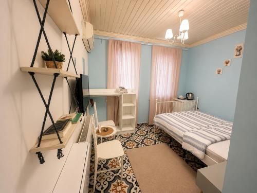 a bedroom with a bed and a desk with a television at Bella de rezidans in Istanbul