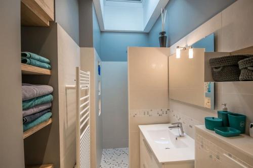 une salle de bain avec un lavabo et un miroir dans l'établissement Studio Royan, à Royan