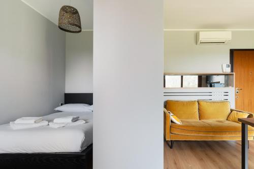 GuestHost - Bright Terrace Studio X2 Affori MM3
