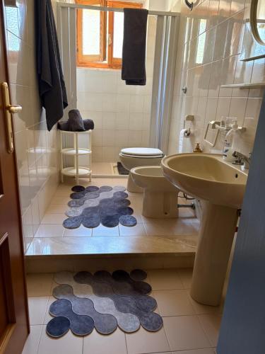 a bathroom with a toilet and a sink at La casa di nonna Gianna in Gonnesa