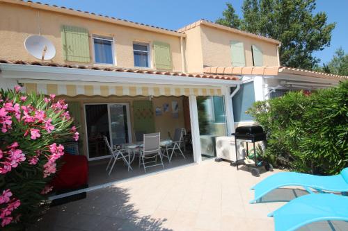 Jolie maison de vacances climatisée, WIFI, 2 chambres terrasse parking privatif plein sud dans résidence sécurisée avec piscine commune 800 m de la mer LRCS138