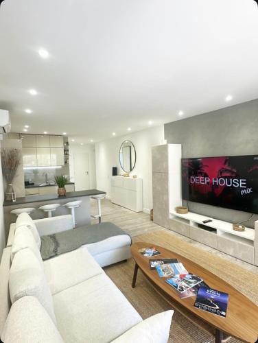 Luxurious 3Bedroom 2 BATH 110 m Apartment Adjoining Hotel Martinez Beachfront photo 12