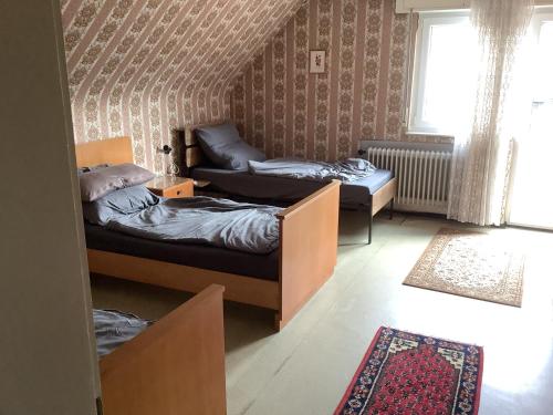ein Zimmer mit zwei Betten und einem Fenster in der Unterkunft Edoris in Kraichtal