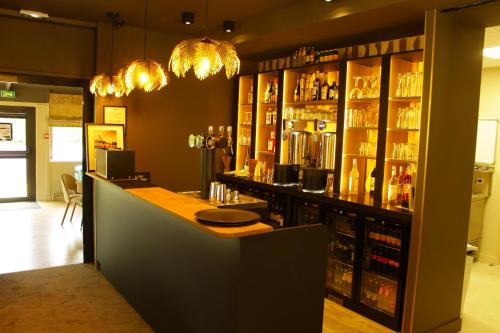 Majoituspaikan Hotel'se Le Vauban baari tai lounge-tila