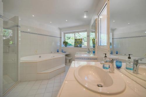 FRGK Villa Claude Juan-les-Pins Luxury Stay with Pool & Ultra-Fast Wi-Fi