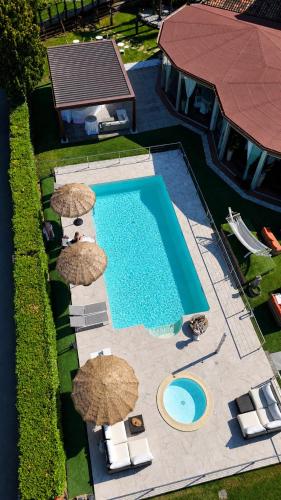 an overhead view of a swimming pool with umbrellas at Villa Riviera Hotel Udine in Pradamano