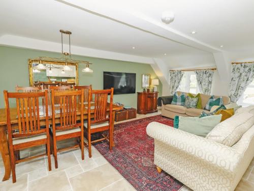 a living room with a kitchen and a dining room at Carters Cottage - Ukc3947 in Puncknowle
