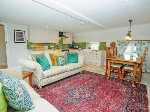a living room with a couch and a table at Carters Cottage - Ukc3947 in Puncknowle