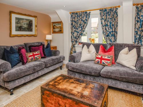 a living room with two couches and a table at Thatcher's Cottage - Ukc3956 in Puncknowle
