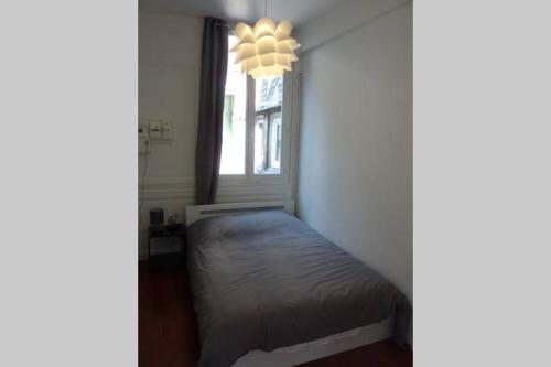 ルーアンにあるLe grand cauchoisの窓付きの部屋にベッド付きのベッドルーム1室があります。