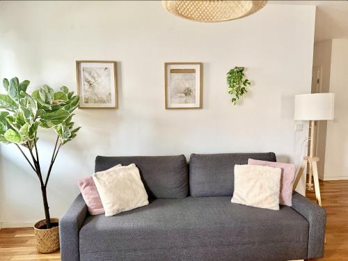 Modern 2 Bedroom Apartment with Free Parking