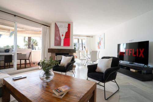 Luxury seafront flat in Puerto Marina