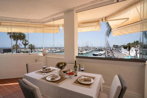 Luxury seafront flat in Puerto Marina