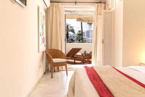 Luxury seafront flat in Puerto Marina