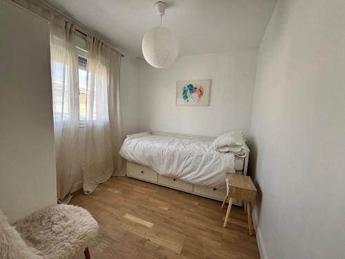 a small bedroom with a bed and a window at Casa Damián in Ribaforada