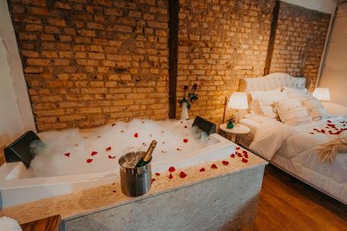 a bedroom with a bath tub with red hearts on the floor at Hotel Petrópolis in Nova Petrópolis