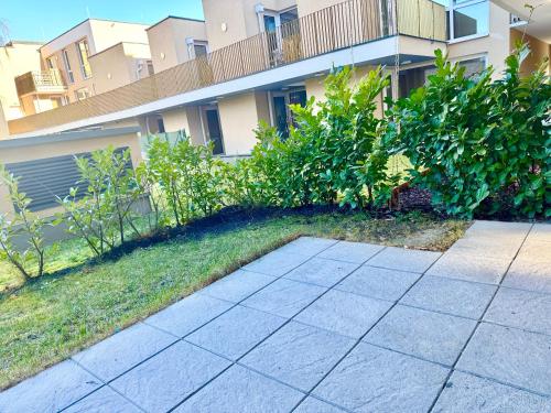 Apartment with Garden near SCS with 5 Single Beds