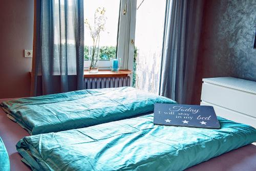 Giường trong phòng chung tại Holiday Trier City