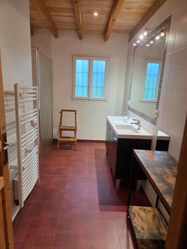 a bathroom with a sink and a mirror at Maison de campagne in Eymet
