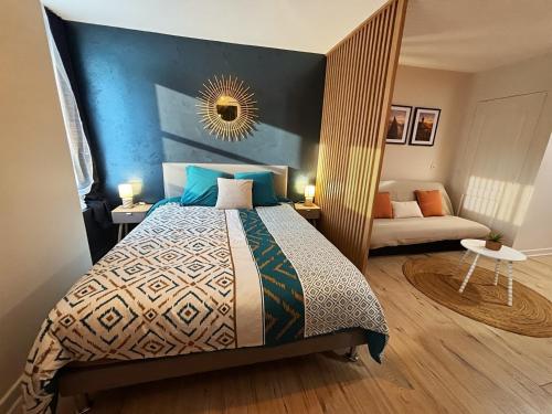 a bedroom with a large bed with a blue wall at Appartement Grenouillit, hyper centre du Puy in Le Puy-en-Velay