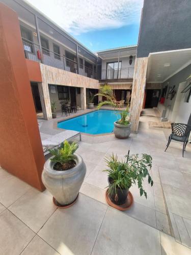 a courtyard with a swimming pool in a building at Oria Guest House in Cape Town