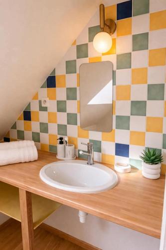 a bathroom with a sink and a mirror at Maison exceptionnelle - 6 pers - 3 chambres - Centre in Sablé-sur-Sarthe