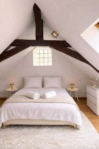 a bedroom with a large bed in a attic at Maison exceptionnelle - 6 pers - 3 chambres - Centre in Sablé-sur-Sarthe