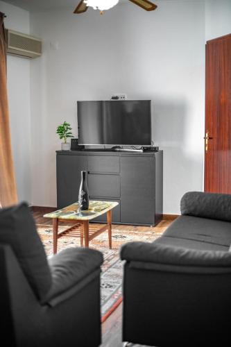 Spacious Apt T3, Pool View Balcony, Oura