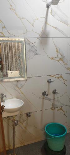a bathroom with a sink and a mirror at Om Dayama Please in Khātu