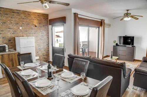 Spacious Apt T3, Pool View Balcony, Oura
