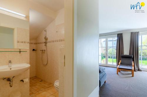 a bathroom with a sink and a toilet and a shower at Haus Wreechen Ferienwohnung Michaelis in Putbus