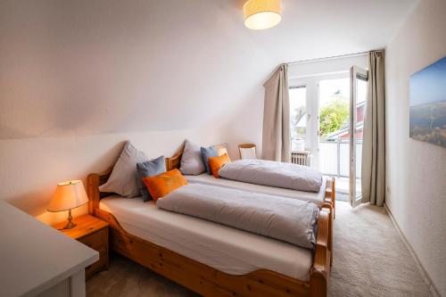 two beds in a room with a window at Ferienhaus Inge in Büsum